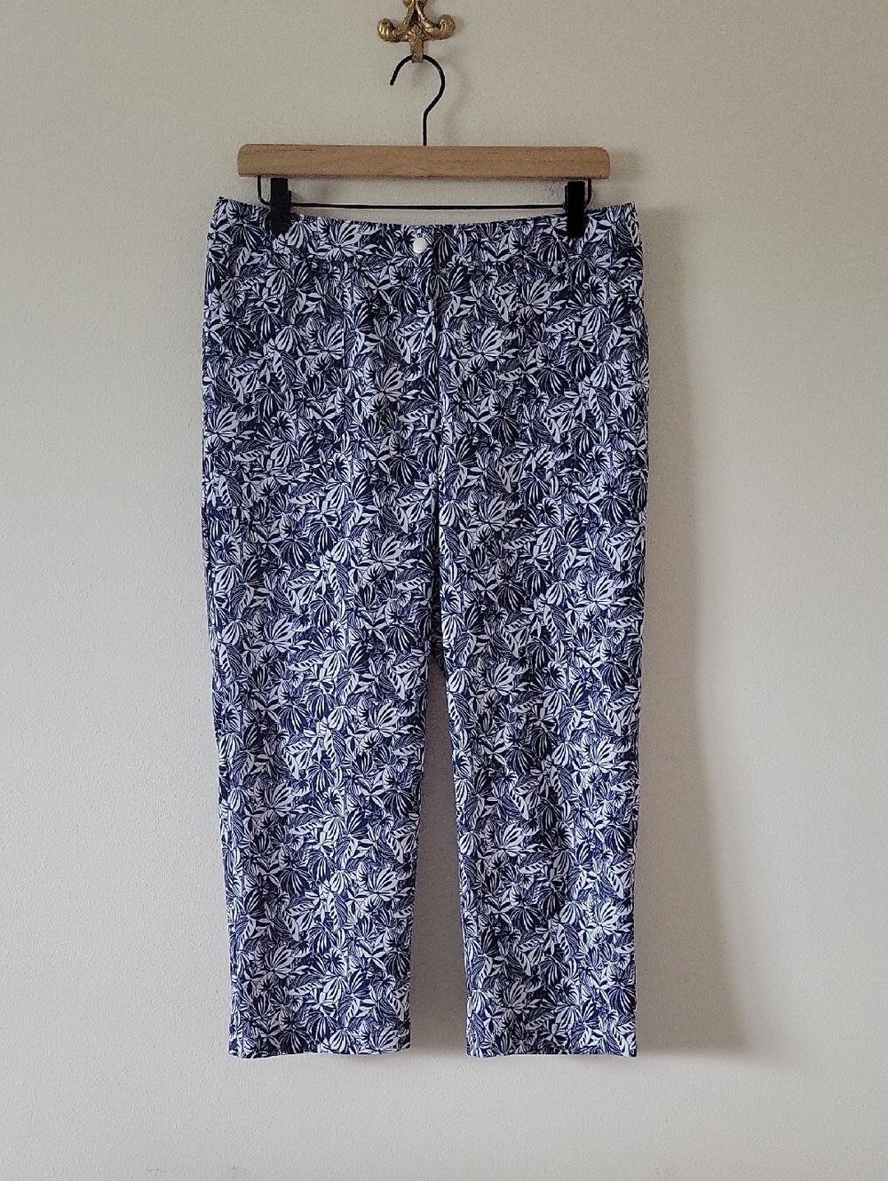 Weekends by Chico's Blue White Leaf Print Cropped Pants Size Medium/8